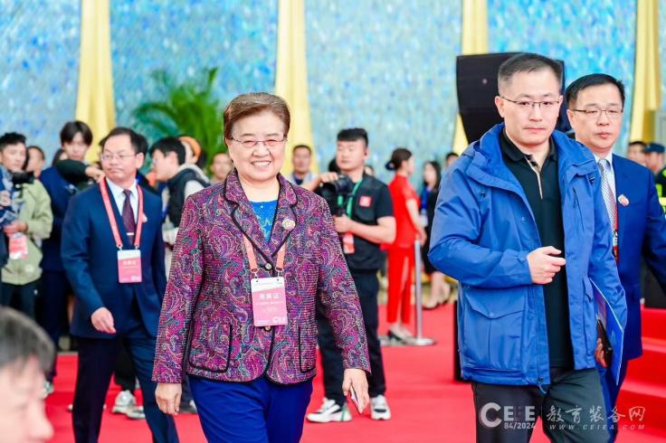 教育部副部长田淑兰女士对东方心悦创新产品高度赞赏